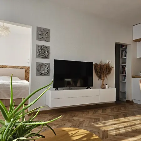 Lam Design Greenery Ac - Balcony Apartment *